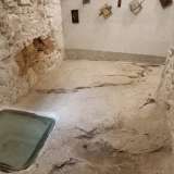 ...ci conduce nei sotterranei: veniamo cos� riportati indietro di 2mila anni